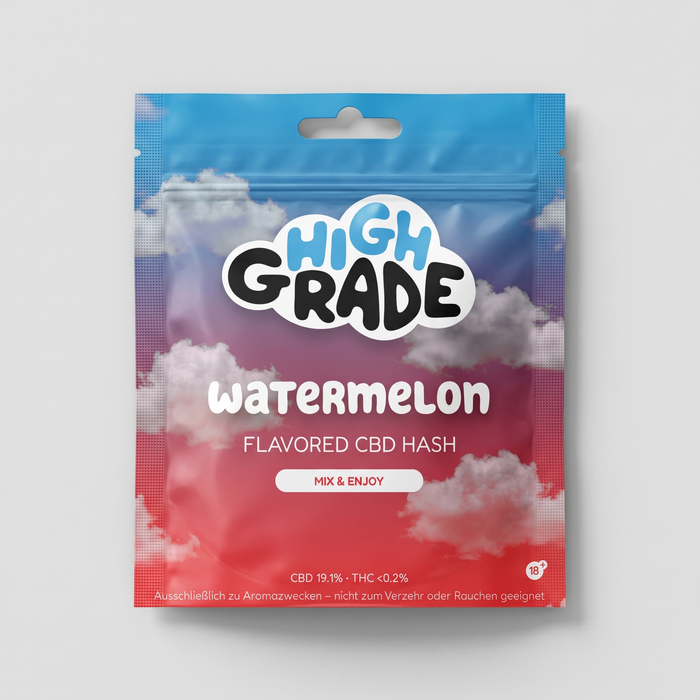 Verschlossener Zipbeutel Watermelon Aroma-Hasch auf hellgrauem Studiogrund: oben Blau, nach unten Verlauf in Melonenrot, mit Wolken-Wortmarke, Zeile FLAVORED CBD HASH und 18+-Badge