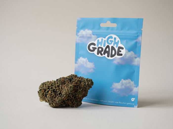 Gelato CBD-Blüte vor der verschlossenen HighGrade-Packung mit Wolkenmotiv