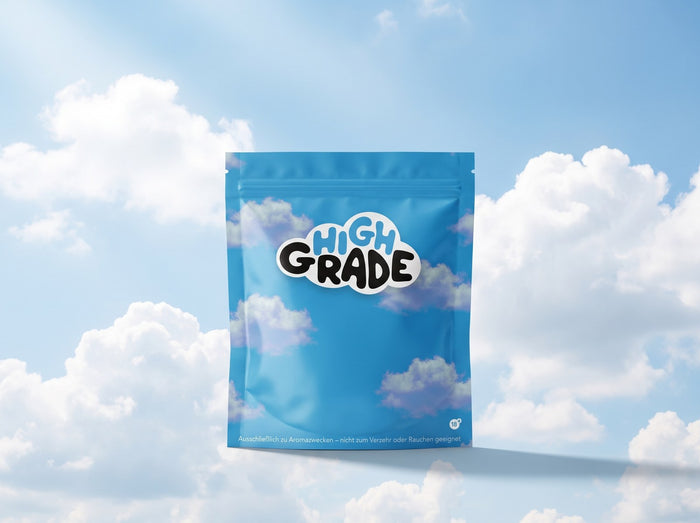 Verschlossener HighGrade-Beutel mit Wolkenmotiv vor blauem Himmel